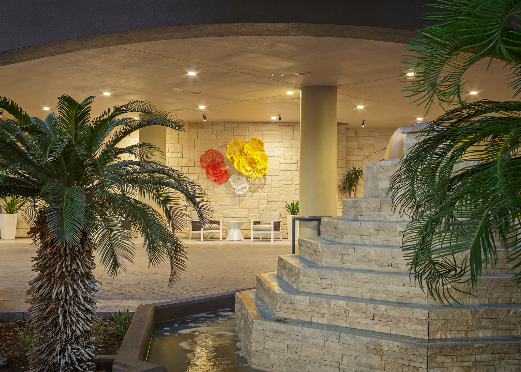 fountain and porte cochere at the DoubleTree San Antonio Downtown hotel